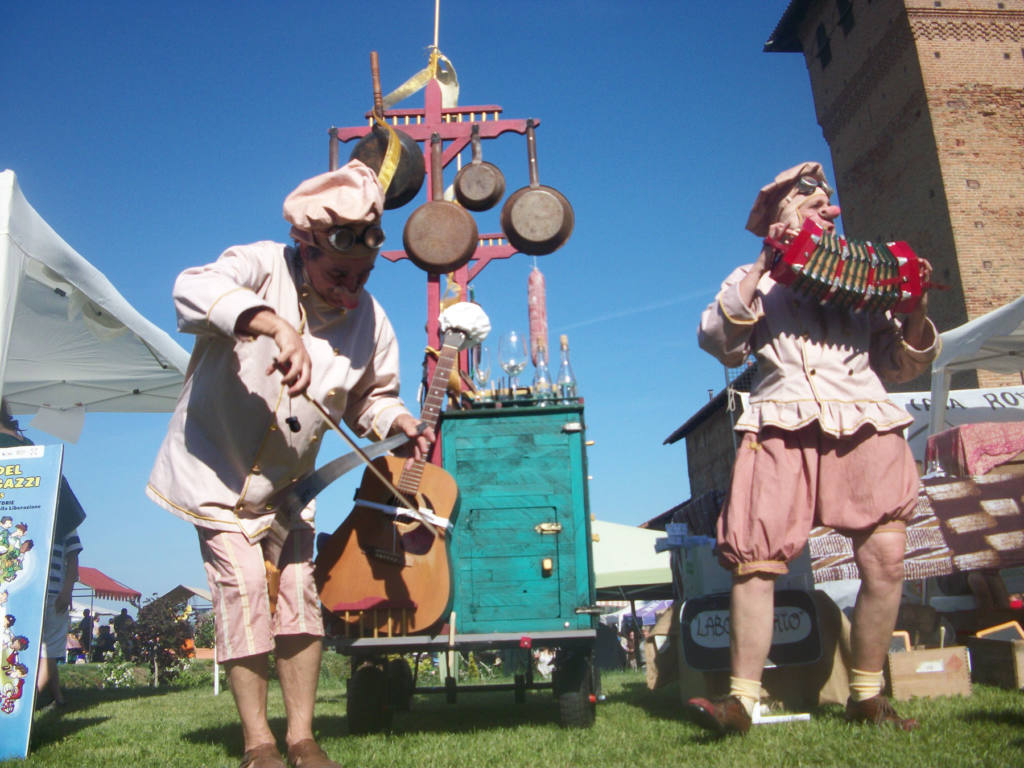 Compagnia Claudio e Consuelo - La Cucina Errante - Festival Mirabilia 2017