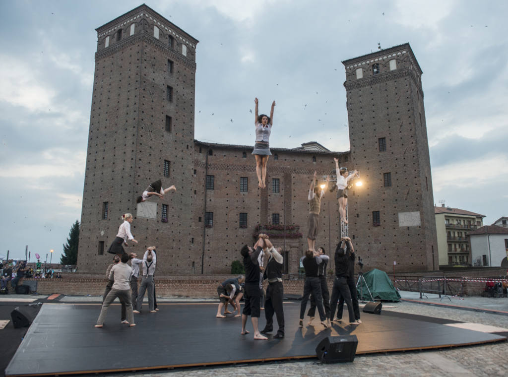 compagnie XY - Il n'est pas encore minuit - Festival Mirabilia 2014 - ph Andrea Macchia